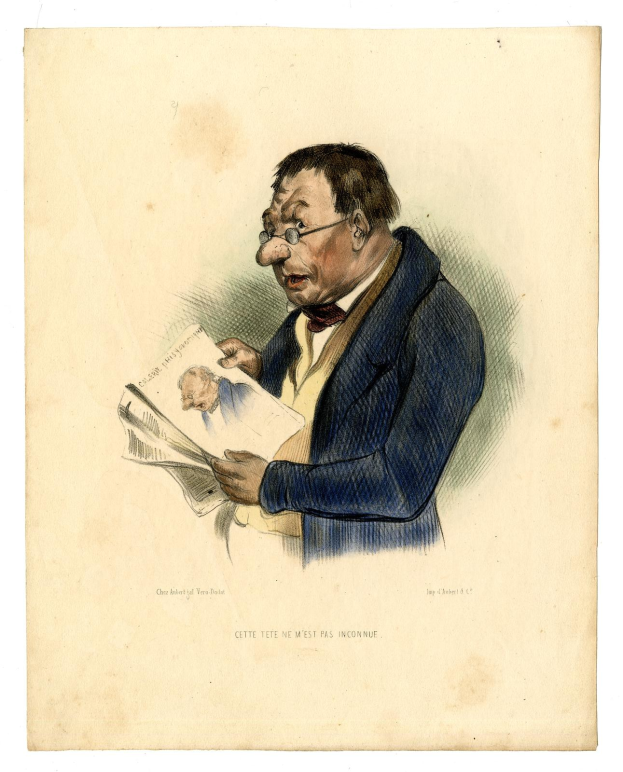 Ein Mann im Anzug und Krawatte liest eine Zeitung mit sichtbarem Text, trägt eine Brille und hat einen ernsten Gesichtsausdruck.