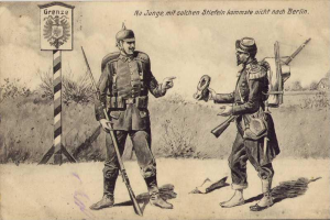 Zwei deutsche Soldaten in Uniform stehen nebeneinander vor einem Wegweiser, jeder hält eine Waffe, mit Pflanzen und Bäumen im Hintergrund; das Bild ist schwarz-weiß mit Text oben und unten, der 'Grenze - Deutsche Soldaten in Berlin' lautet.