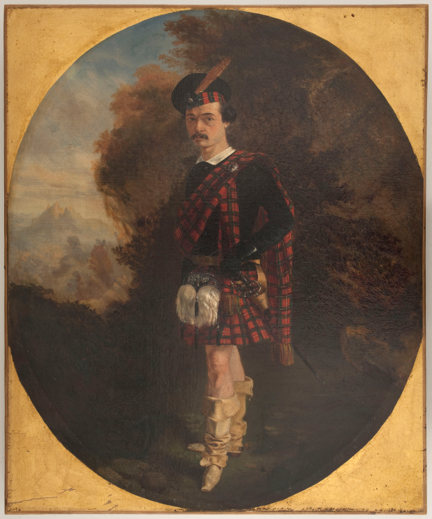 Ein Gemälde eines Mannes in traditioneller schottischer Kleidung, bestehend aus einem roten und schwarzen Tartan-Kilt, weißem Hemd und schwarzem Gürtel, der mit ernster Miene vor einem Hintergrund aus Bäumen und Himmel steht.