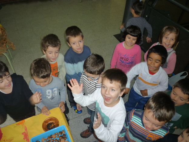 Kinder in der Nähe eines Tisches mit Gegenständen darauf.