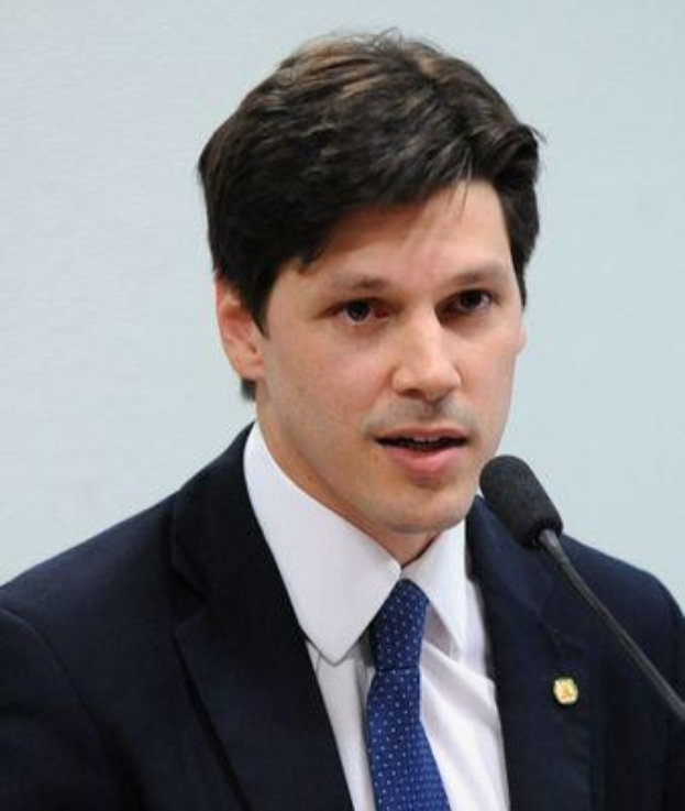 Ein Mann im Anzug spricht in ein Mikrofon, wahrscheinlich zu einem Regierungsentwurf, der das Internet verbietet.