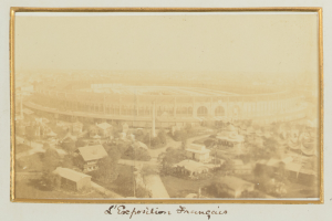 Altes Schwarz-Weiß-Foto eines Stadions in zentraler Lage in einer Stadt, umgeben von Gebäuden, Bäumen und Strommasten, mit Text unten.