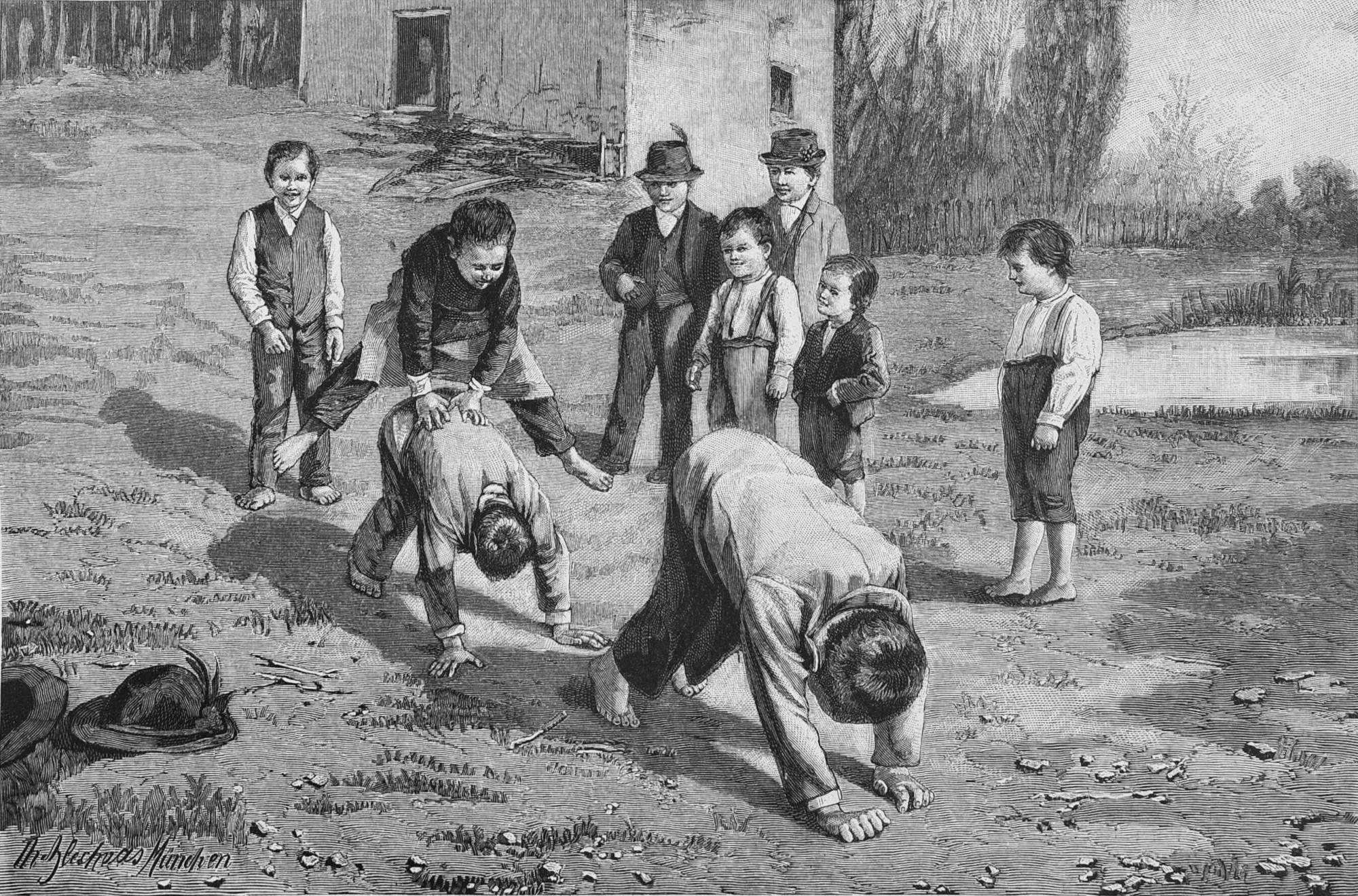 Schwarz-weißes Bild von Kindern auf einem Feld, mit zwei kämpfenden Jungen in der Mitte und anderen Zuschauern, ein Hut auf der linken Seite.