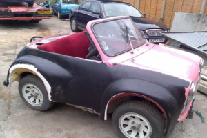 Eine Wand mit vielen Fahrzeugen davor.