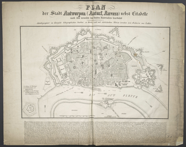 Ein altes Buch mit einer detaillierten Karte von Berlin auf dem Cover, das Straße, Gebäude und Sehenswürdigkeiten zeigt, zusammen mit Texten, die Informationen über die Stadt liefern.