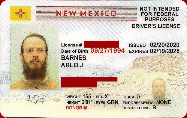 Neuer Führerschein aus New Mexico mit einem Mannsbild, persönlichen Details und Identifikationsnummern.