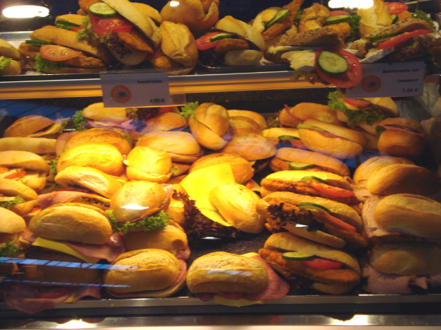 Mehrere Burger in Metallgestellen angeordnet.