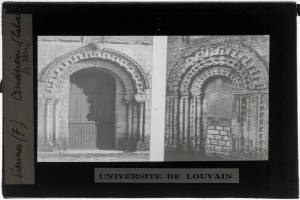 Schwarzes und weißes Foto eines Universitätsgebäudes mit Rundbogenfenstern und einer Tür, mit Text unten.