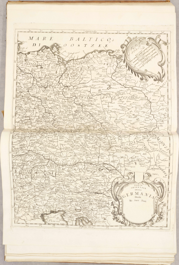 Ein altes Buch mit einer detaillierten Karte von Deutschland, das verschiedene Regionen zeigt, und begleitenden Text mit zusätzlichen Informationen.