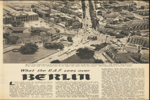 Alte Zeitung mit Schwarz-Weiß-Fotografie eines Stadtpanoramas mit Gebäuden, Bäumen und Fahrzeugen sowie begleitendem Text.