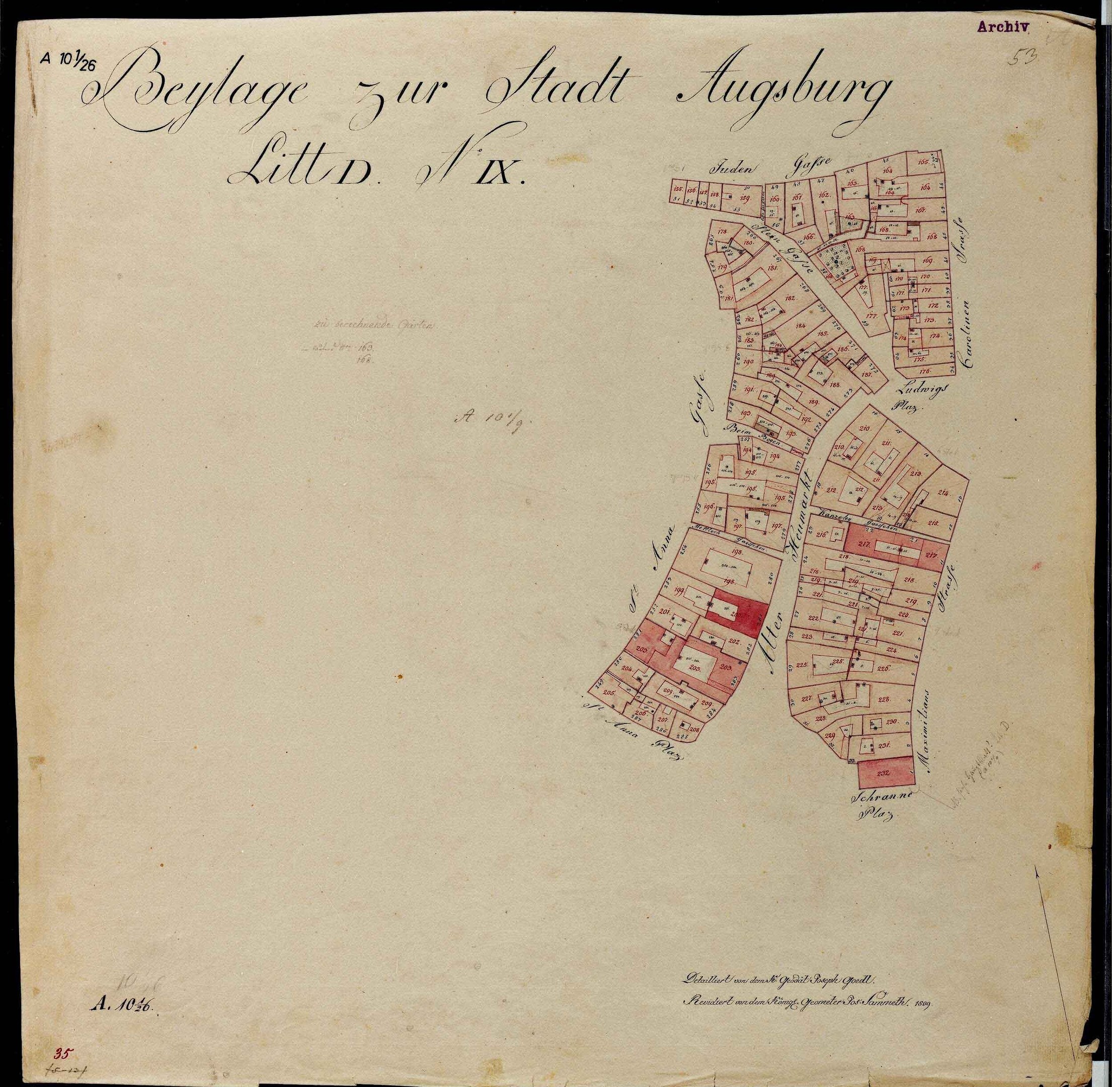 Ein altes Buch mit einer detaillierten Karte von Augsburg, das Straßen, Gebäude und Sehenswürdigkeiten sowie begleitenden Text mit zusätzlichen Informationen enthält.