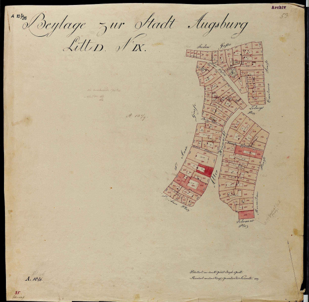 Ein altes Buch mit einer detaillierten Karte von Augsburg, das Straßen, Gebäude und Sehenswürdigkeiten sowie begleitenden Text mit zusätzlichen Informationen enthält.